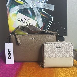 ♥️DKNY Crossbody Bag w/ wallet♥️